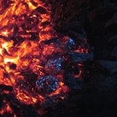 Skaut dělá vždy jen tak velký oheň, jak potřebuje - třeba když potřebujete camembert ugrilovat během max. 30 vteřin...