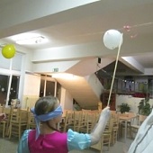 Rozbíjení balónkové piňáty