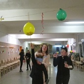Rozbíjení balónkové piňáty