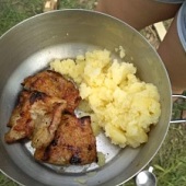 Oběd - grilované maso s bramborem
