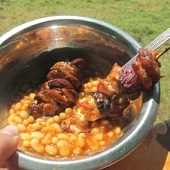 Oběd ve Rwandě - fazole s grilovaným masovým špízem