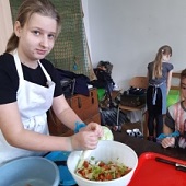 Danielka připravuje zeleninový salát